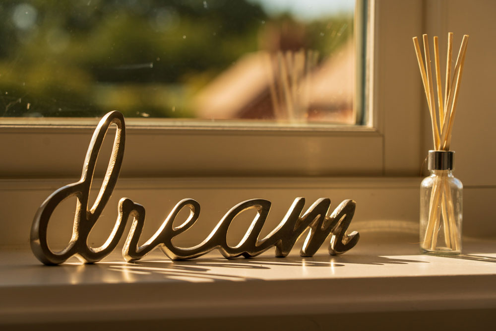 dream-lettering-on-a-windowsill
